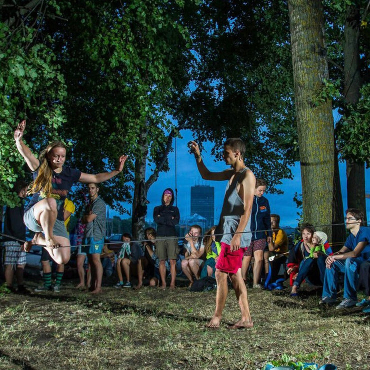 Grupa pilna. Slackline meistarklase kopā ar Pēteri