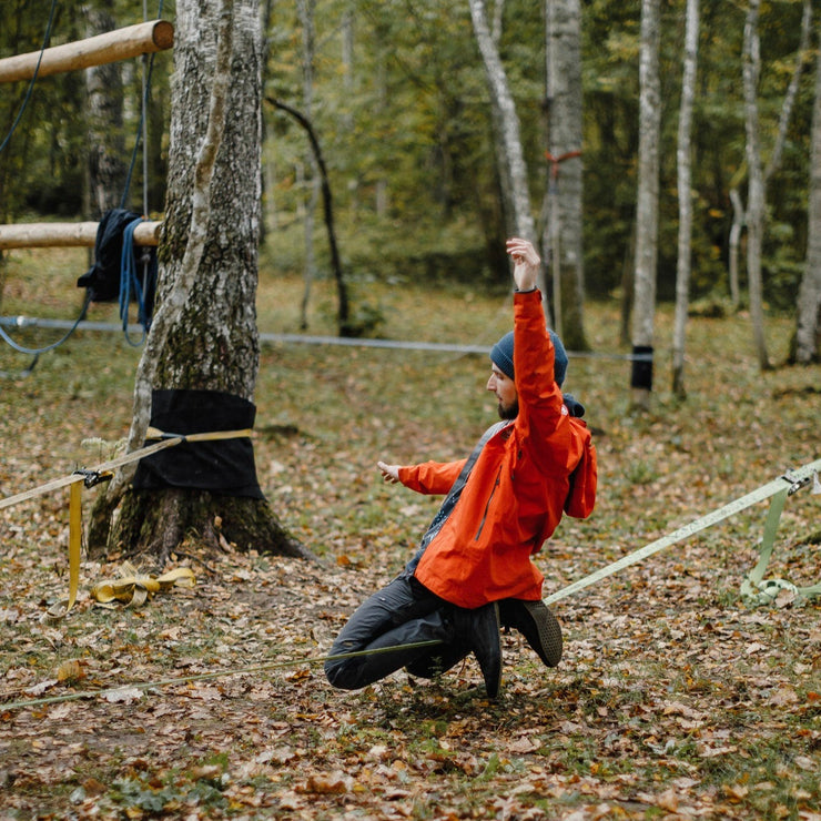 Grupa pilna. Slackline meistarklase kopā ar Pēteri