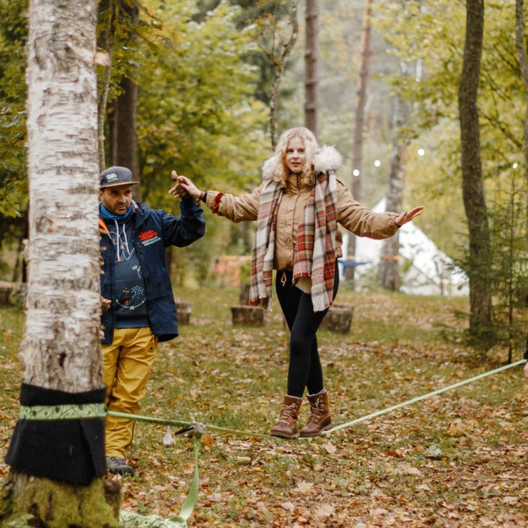 Grupa pilna. Slackline meistarklase kopā ar Pēteri